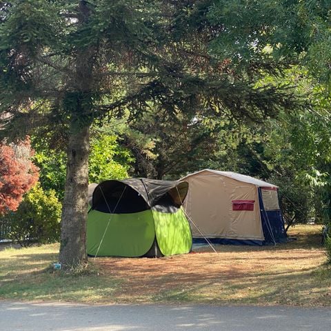 Emplacement - Forfait "Confort" avec électricité - 1 tente - Ou - 1 caravane - 1 véhicule - 1 camping-car - 1 van/fourgon - Aménagé