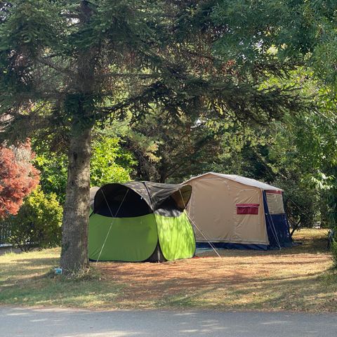 EMPLACEMENT - Forfait "Confort" avec électricité (1 tente ou 1 caravane + 1 véhicule OU 1 camping-car OU 1 van/fourgon aménagé)