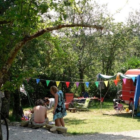 STAANPLAATS - Formule "Comfort" met elektriciteit (1 tent of 1 caravan + 1 voertuig OF 1 camper OF 1 bestelwagen/converteerbare bestelwagen)