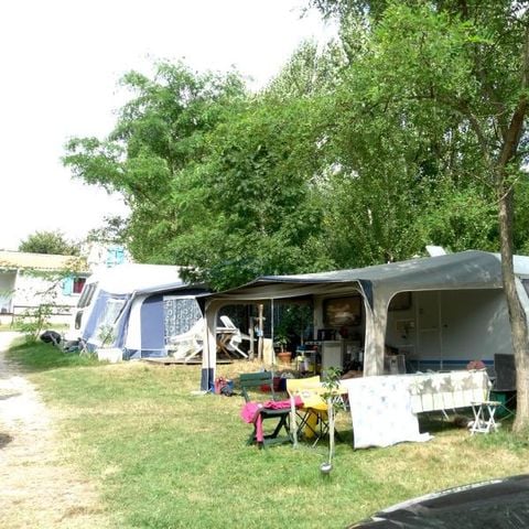 Emplacement - Forfait "Confort" avec électricité - 1 tente - Ou - 1 caravane - 1 véhicule - 1 camping-car - 1 van/fourgon - Aménagé