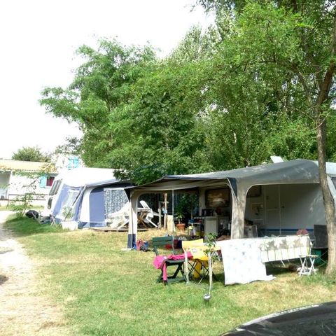 Piazzola - Pacchetto "Comfort" con elettricità - 1 tenda - O - 1 roulotte - 1 veicolo - 1 camper - 1 furgone/furgone - Convertibile