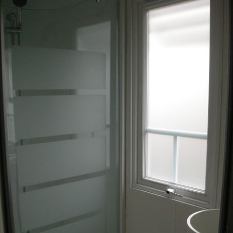 Stacaravan 4 personen - CONFORT 25m² - (4pers) - 2 kamers + 1SDB + WC + TV + Halfoverdekt terras