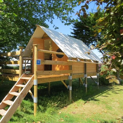 Tente en toile et en bois 2 personnes - Mini canadienne sur pilotis STANDARD 8 m² - électricité 10A - 1 chambre + Terrasse - sans sanitaires
