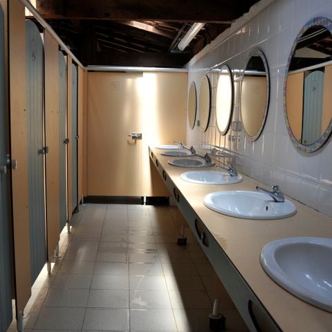 PLOT - Comfort package (1 tent, caravan or motor home / 1 car + electricity) 2/6 pers