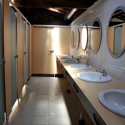 PARCELA - Paquete confort (1 tienda, caravana o autocaravana / 1 coche + electricidad) 2/6 pers