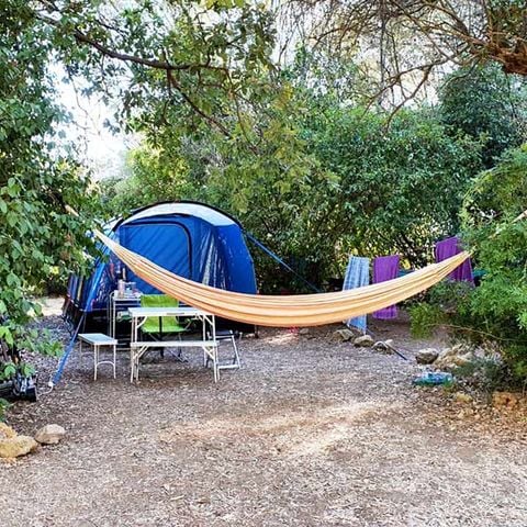 PIAZZOLA - Pacchetto Comfort: Piazzola per 1 auto + tenda, roulotte o camper + elettricità (10A)