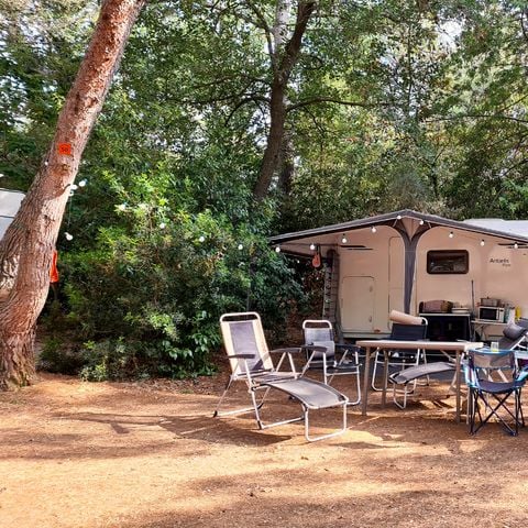 STAANPLAATS - Comfort Pakket: Standplaats voor 1 auto + tent, caravan of camper + elektriciteit (10A)