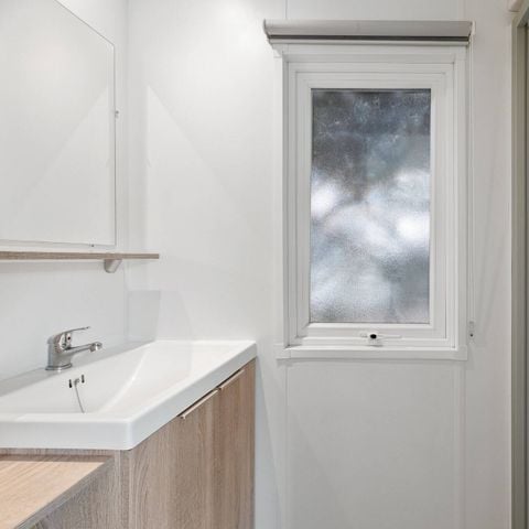 BUNGALOW 4 personnes - Mobil-home | Premium | 2 Ch. | 4 Pers. | Terrasse couverte | 1 SDB | Clim. | TV