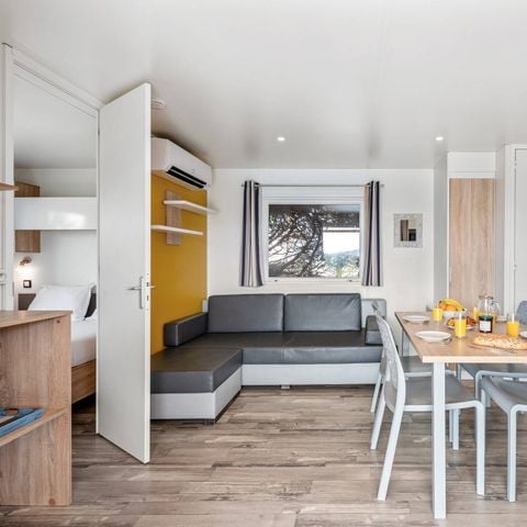 Mobilheim 4 Personen - Mobilheim | Premium | 2 Schlafz. | 4 Pers. | Überdachte Terrasse | 1 Bad | Klimaanlage | TV