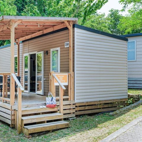 BUNGALOW 4 personnes - Mobil-home | Comfort | 2 Ch. | 4 Pers. | Terrasse couverte | 1 SDB | Clim.