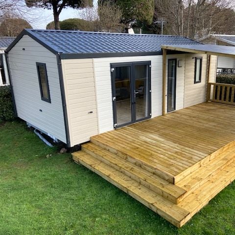 Stacaravan 4 personen - COMFORT 27 m² - 2 slaapkamers - overdekt terras - TV