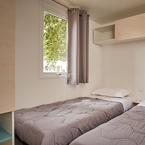 STACARAVAN 6 personen - Comfort XL | 3 slaapkamers | 6 pers | Overdekt terras | TV