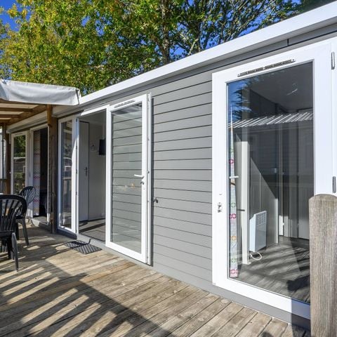 BUNGALOW 4 personnes - Mobil-home | Ultimate | 2 Ch. | 4 Pers. | Terrasse surélevée | 2 SDB | Clim. | TV