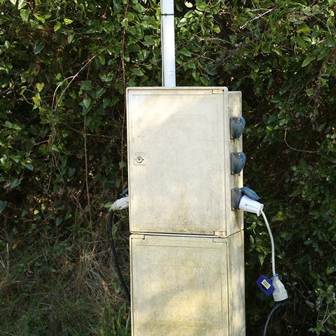 Kampeerplaats - Standplaats pakket Comfort** (met 10A elektriciteit) - auto, tent, caravan of camper