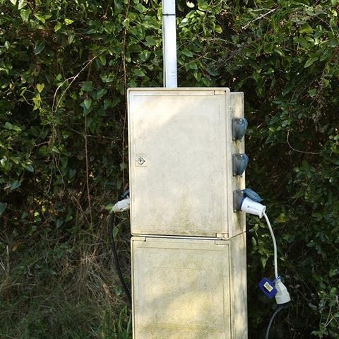 PIAZZOLA - Pacchetto piazzola Comfort** (con elettricità 10A) - auto, tenda, caravan o camper