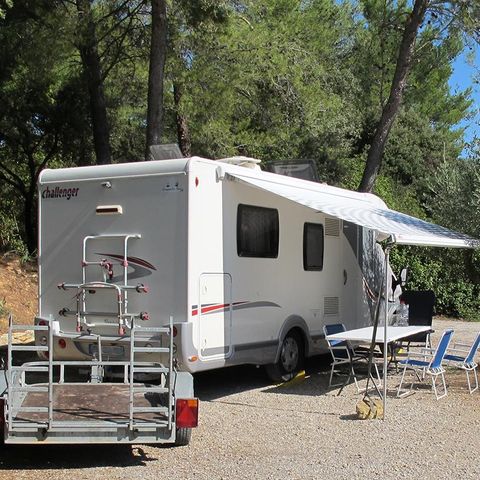 Kampeerplaats - Standplaats pakket Comfort** (met 10A elektriciteit) - auto, tent, caravan of camper