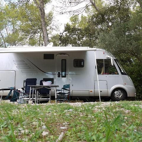 Kampeerplaats - Standplaats pakket Comfort** (met 10A elektriciteit) - auto, tent, caravan of camper