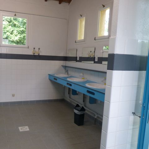 EMPLACEMENT - Forfait camping 1 emplacement  tente, caravane ou camping-car, élec. 10 A  2 pers. et + (voir options)