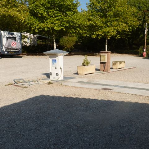STAANPLAATS - Camping arrangement 1 plaats voor tent, caravan of camper, elec. 10 A 2 pers. en + (zie opties)