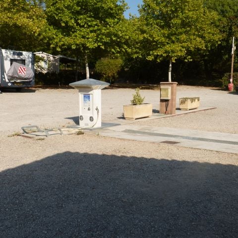 PIAZZOLA - Pacchetto campeggio 1 piazzola per tenda, roulotte o camper, elettricità. 10 A 2 pers. e + (vedi opzioni)