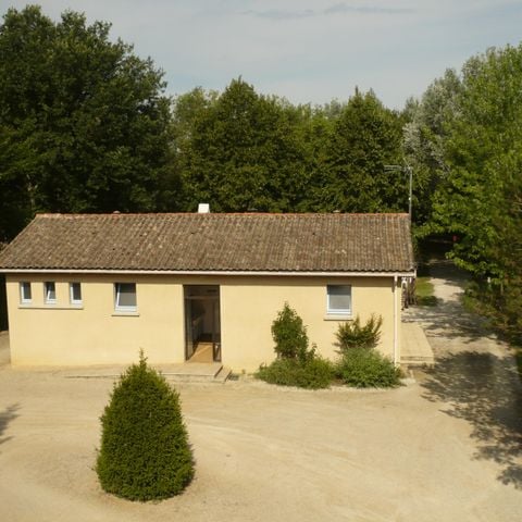 EMPLACEMENT - Forfait camping 1 emplacement  tente, caravane ou camping-car, élec. 10 A  2 pers. et + (voir options)