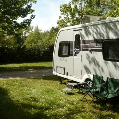 STAANPLAATS - Camping arrangement 1 plaats voor tent, caravan of camper, elec. 10 A 2 pers. en + (zie opties)