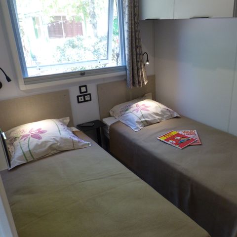 Stacaravan 4 personen - Stacaravan 26m² met airconditioning - 2 kamers + 20m² overdekt terras