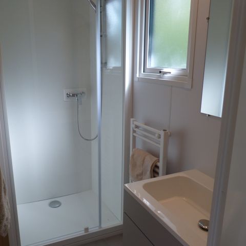 Mobilhome 4 personnes - 26m² climatisé - 2 chambres - Terrasse couverte 20m²