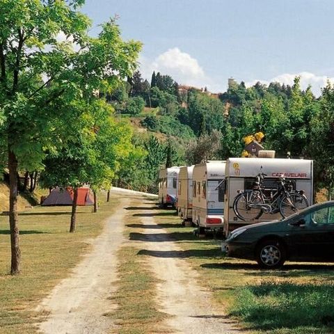 STAANPLAATS - Standplaats voor auto + tent of caravan of camper 40/80 m².