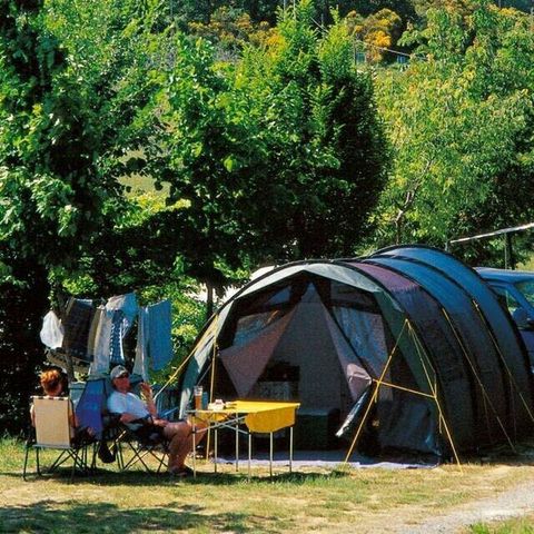 EMPLACEMENT - Emplacement voiture + tente ou caravane ou camping-car  40/80 m²