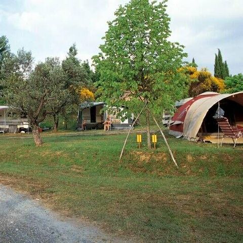EMPLACEMENT - Emplacement voiture + tente ou caravane ou camping-car  40/80 m²
