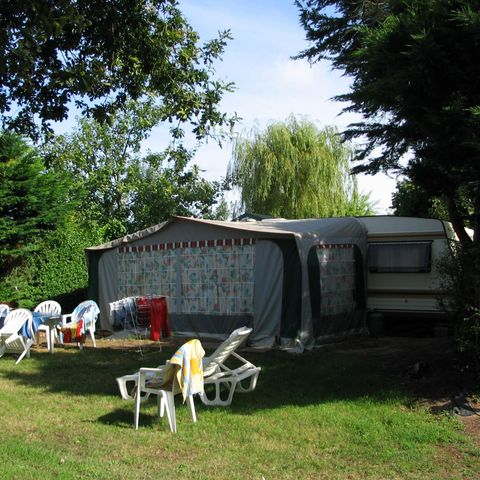 Kampeerplaats - Comfort-standplaatsarrangement met auto voor 2 tot 6 personen