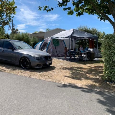 Kampeerplaats - XXL-staanplaatsarrangement met auto voor - 2 tot - 8 personen