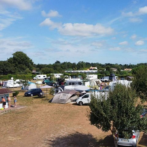 Stellplatz - Pauschale Stellplatz Wiese mit Auto