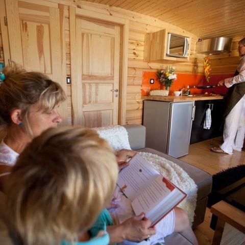 HÉBERGEMENT INSOLITE 5 personnes - TOUE CABANEE SUR L'EAU