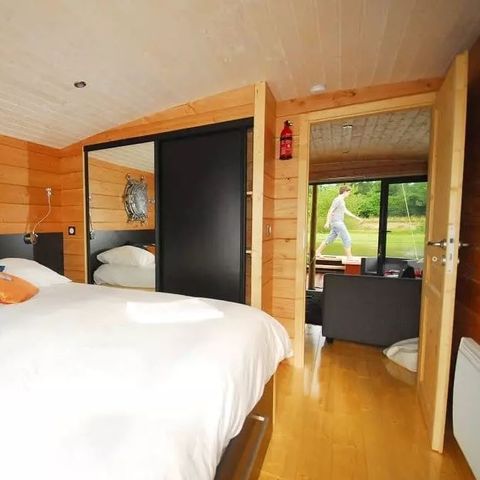 ALOJAMIENTO INUSUAL 5 personas - Cabina auxiliar fondeada con instalaciones sanitarias