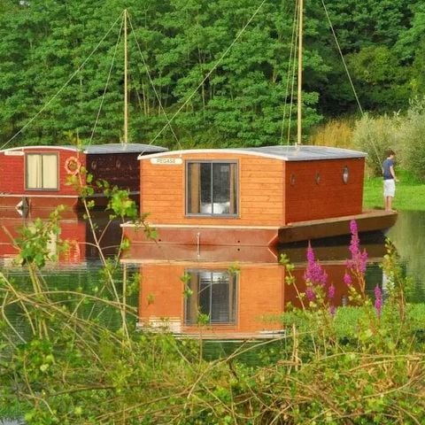 HÉBERGEMENT INSOLITE 5 personnes - Toue cabanée au mouillage avec sanitaires