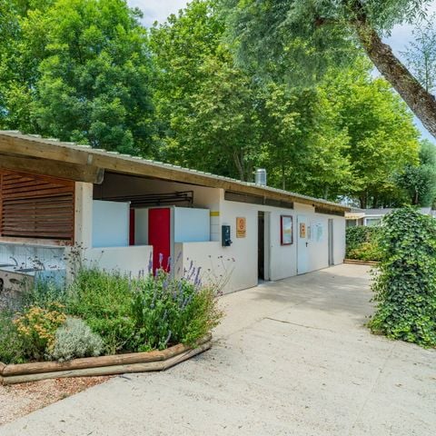 EMPLACEMENT - Emplacement | Essential | Tente | Véhicule + 7m | 100m² - 120m² | Électricité | Pas d'eau