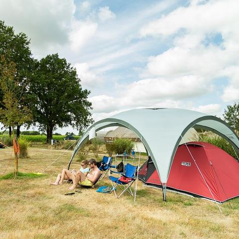 PLOT - Premium pitch package (2 people + 1 vehicle included)