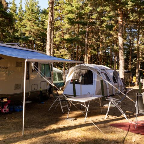 STAANPLAATS - Comfort standplaats, 1 installatie, 1 voertuig, 1 aansluiting, 2 personen