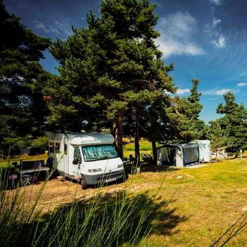 Kampeerplaats - Comfort standplaats, 1 installatie, 1 voertuig, 1 aansluiting, 1 persoon