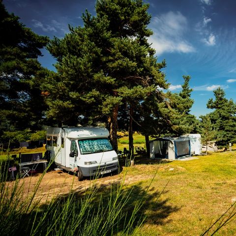 STAANPLAATS - Comfort standplaats, 1 installatie, 1 voertuig, 1 aansluiting, 1 persoon