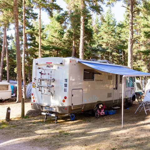 STAANPLAATS - Comfort standplaats, 1 installatie, 1 voertuig, 1 aansluiting, 1 persoon