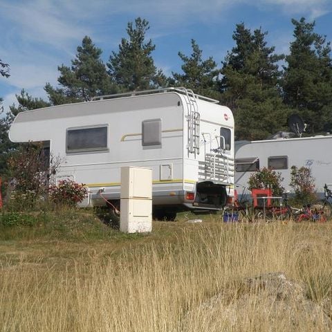 Kampeerplaats - Comfort standplaats, 1 installatie, 1 voertuig, 1 aansluiting, 1 persoon