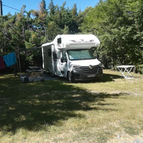Kampeerplaats - Privilege pakket (1 caravan of camper / 1 auto / 10A elektriciteit) 110m² en meer