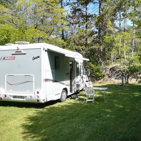 Kampeerplaats - Privilege pakket (1 caravan of camper / 1 auto / 10A elektriciteit) 110m² en meer