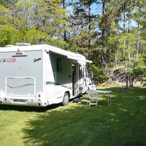 STAANPLAATS - Privilege pakket (1 caravan of camper / 1 auto / 10A elektriciteit) 110m² en meer