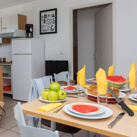 APARTMENT 6 people