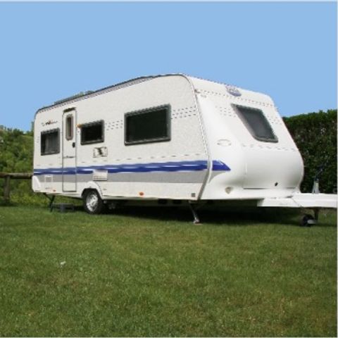 PARCELA - Paquete confort (1 tienda, caravana o autocaravana / 1 coche / electricidad 10A)