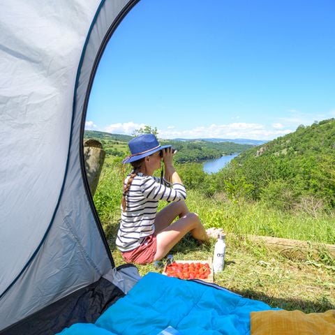 EMPLACEMENT - Forfait Privilège (1 tente, caravane ou camping-car / 1 voiture / électricité 12A) + Raccordement eau et évacuation des eaux usées - vue sur le lac